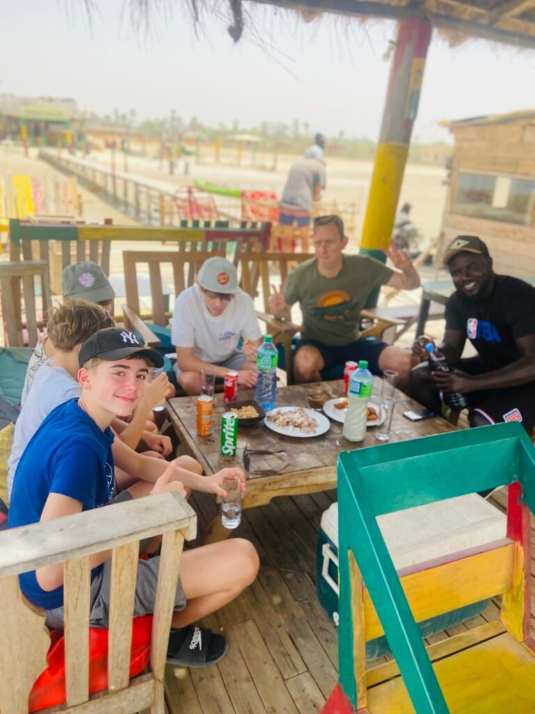 Après une visite, les Îles du Saloum vous laissent une impression profonde de sérénité et de beauté naturelle, tout en offrant un aperçu du mode de vie traditionnel et de la richesse écologique du Sénégal. C'est un endroit où l'on se reconnecte avec la nature tout en découvrant la culture locale.